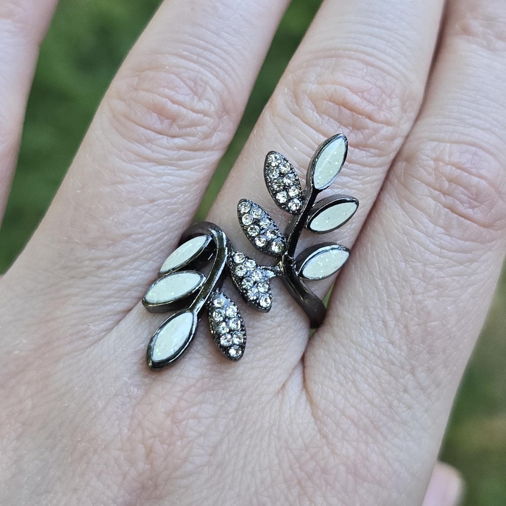 🍃 Opalite Black Vine Ring